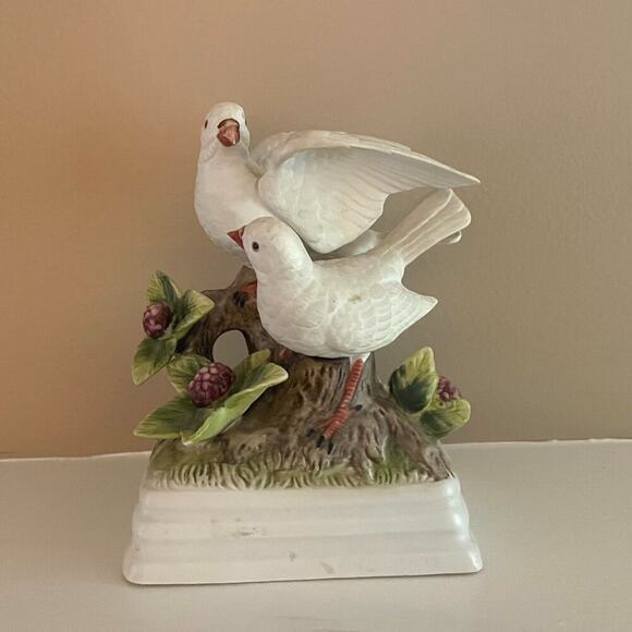 Vintage Gorham Porcelain White Doves Music Box "Love Story" - Picture 1 of 6